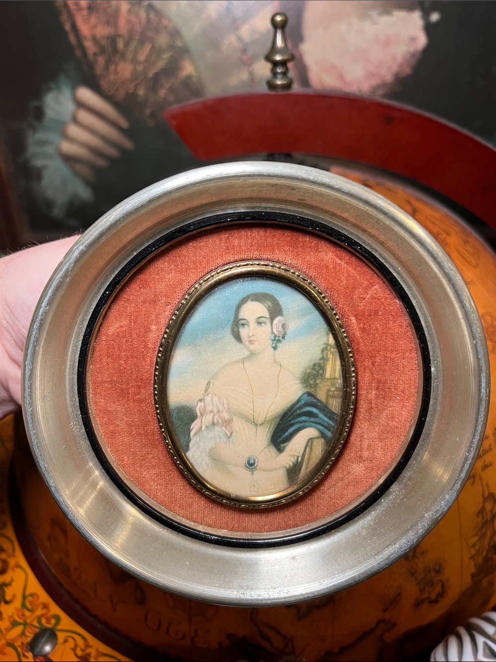 VTG Cameo Creations Isabella Montgomery Portrait Velvet Round Framed Wall Art